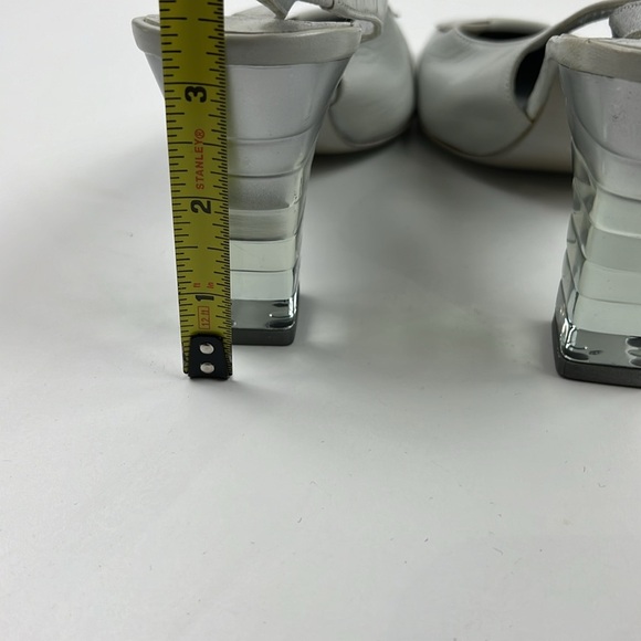 Vintage Charles Jourdan Paris Women's Silver Slingback with Lucite Heels - Picture 5 of 12